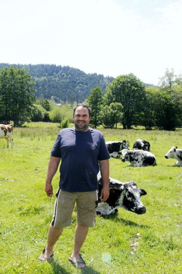 Yves Grandemange s’est installé en 2000 avec son épouse à Liézey, dans les Vosges, sur 160 ha tout en herbe, entre 600 et 900 m d’altitude, avec 60 vaches montbéliardes et vosgiennes. 80 000 litres de lait sont transformés en fromage (munster et tomme) et 200 000 litres livrés à la laiterie. Il est par ailleurs responsable de la commission vendeurs directs à la FNPL.
© D. Grémy
Yves Grandemange s’est installé en 2000 avec son épouse à Liézey, dans les Vosges, sur 160 ha tout en herbe, entre 600 et 900 m d’altitude, avec 60 vaches montbéliardes et vosgiennes. 80 000 litres de lait sont transformés en fromage (munster et tomme) et 200 000 litres livrés à la laiterie. Il est par ailleurs responsable de la commission vendeurs directs à la FNPL.
© D. Grémy